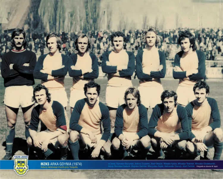 Drużyna Arki Gdynia przed derbowym meczem w Gdańsku w 1974 roku. Mirosław Chodakowski stoi pierwszy z prawej.