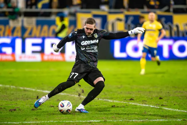 Damian Węglarz w barwach Arki Gdynia w ekstraklasowych derbach z Lechią Gdańsk.