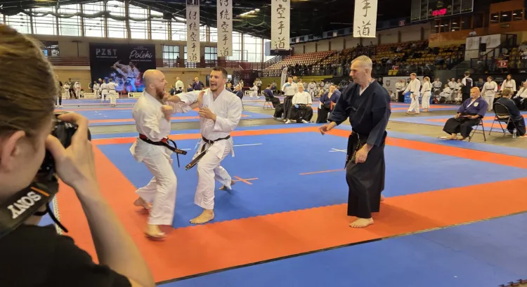 Michał Sowa (z lewej) został trafiony kilkukrotnie, ale udało mu się zdobyć kolejny tytuł Mistrza Polski w kumite.