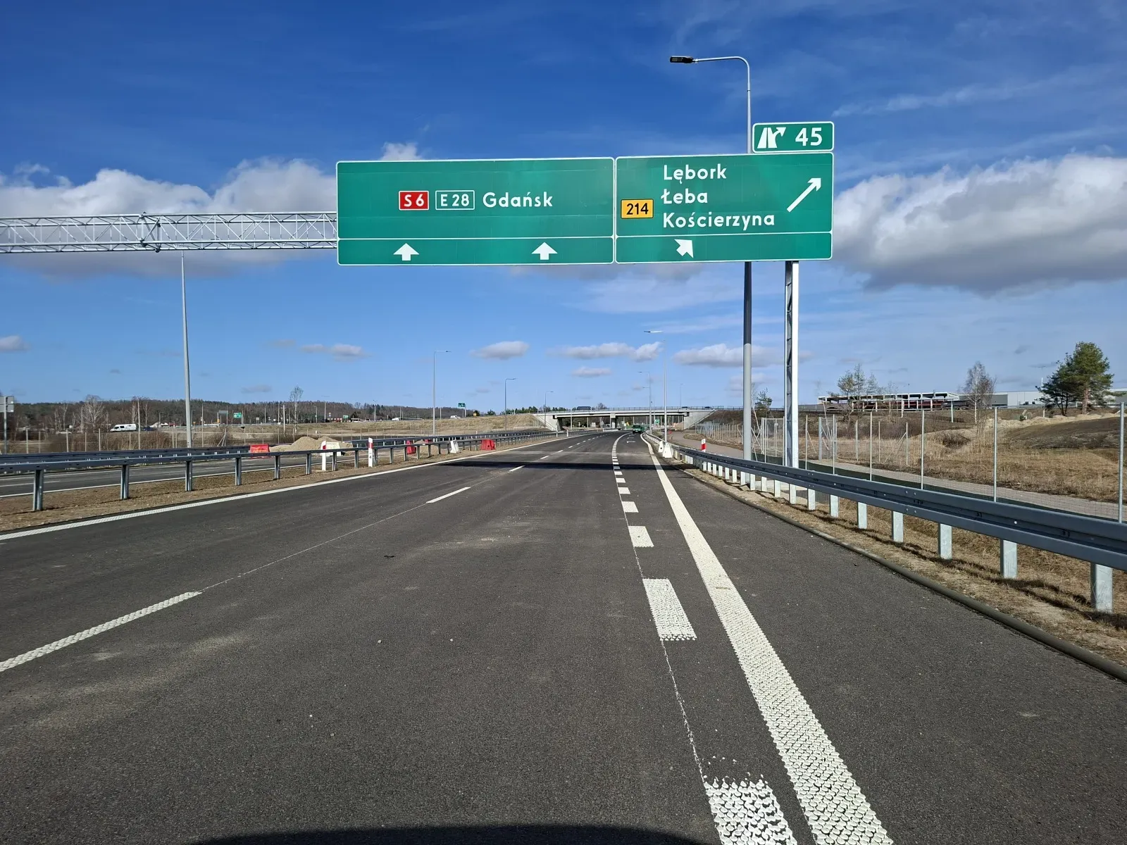Tablice drogowe na trasie S6 w kierunku Gdańska, Lęborka i Łeby