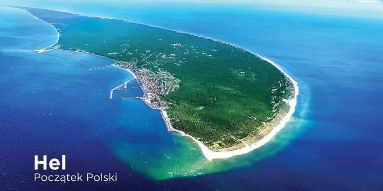 Miasto Hel. Po lewej widoczny port rybacki oraz wyżej - wojenny.