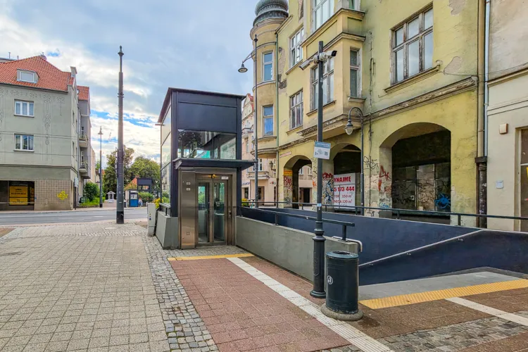 W ramach tego samego zamówienia wymienione zostaną zużyte elementy wind przy Al. Niepodległości.