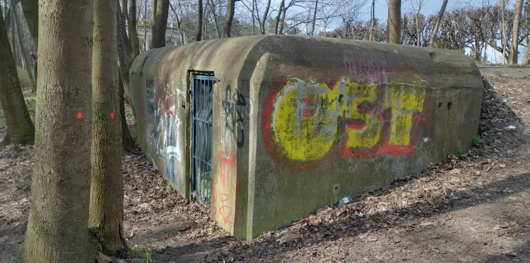 Brak pomysłu na obiekty Baterii Plażowej w Brzeźnie. Stan obecny jednego z nich.