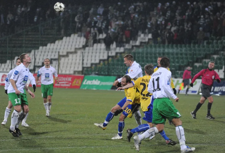 Do końca sezonu 2008/09 piłkarska drużyna była własnością OSP Lechia. Andrzej Kuchar twierdzi, że spółka musiała spłacać wielomilionowe długi stowarzyszenia.