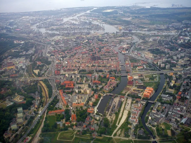 Historyczne śródmieście Gdańska i tereny stoczniowe na wyspie Ostrów.