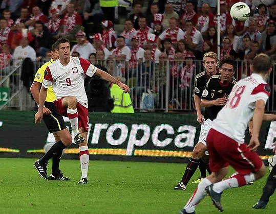 Przed czterema laty Polska w euro poprzestała na jednym golu i jednym punkcie. Teraz sam Robert Lewandowski (na zdjęciu) może strzelić więcej bramek. 