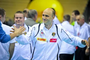 Z klubem pożegnał się dotychczasowy drugi trener, Grzegorz Wróbel.