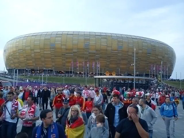 Kibice opuszczają już stadion w Gdańsku.