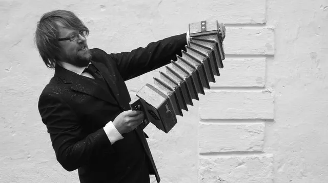 Antti Paalanen zagra na akordeonie, instrumencie, pod znakiem którego odbywa się tegoroczna edycja festiwalu Dźwięki Północy.