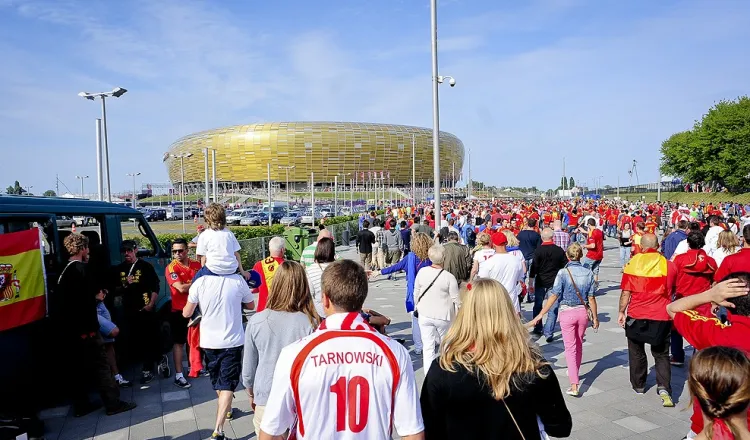 Tłumy przed niedzielnym meczem Hiszpania - Włochy na drodze do stadionu.
