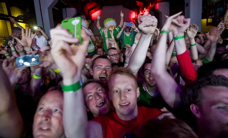 Koncert Snow Patrol był specjalnym prezentem od zespołu dla irlandzkich kibiców, którzy do Gdańska przyjechali na czwartkowy mecz ich drużyny z Hiszpanią. W CSG pojawiło się ich około tysiąca.