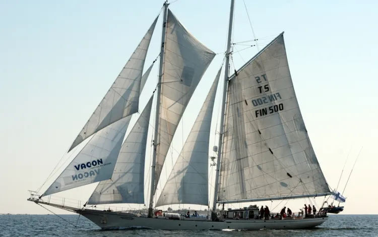 Szkuner "Helena" został zbudowany w 1992 roku  w Finlandii. Właścicielem jest Sail Training Association Finland.
