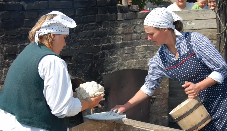 Muzeum Wsi Słowińskiej w Klukach. Pracownice wyrabiają tradycyjny chleb, z ziemniakami i kminkiem. Przepis dostarczyła nieżyjąca już Słowinka, Elfrida Włodarczyk.