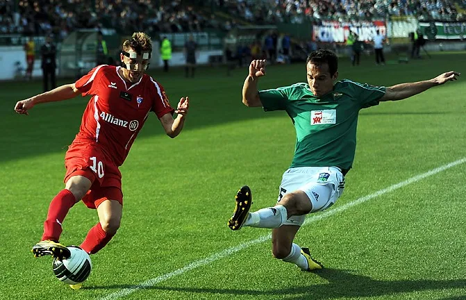 Daniel Sikorski najlepszy sezon w polskiej ekstraklasie zaliczył w rozgrywkach 2010/11, gdy w grze i zdobywaniu goli dla Górnika nie przeszkadzał mu nawet złamany nos. Na zdjęciu w pojedynku z Krzysztofem Bąkiem.  