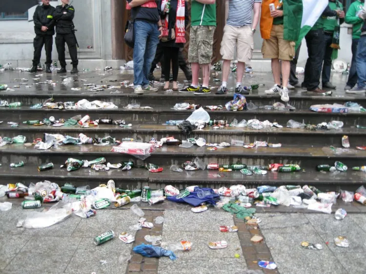 Hałdy śmieci zostawili po sobie na Głównym Mieście kibice Irlandii i Hiszpanii po zabawie przed i po meczu.
