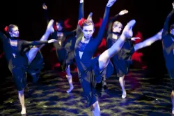 Pełne pasji, zmysłowe tamgo "Vuelvo Al Sur" jest ukłonem w stronę baletu Teatru Muzycznego, który tym razem może zaprezentować pełnię swoich możliwości.