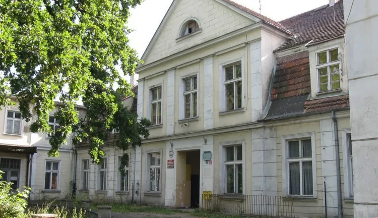 Barokowo-klasycystyczny dwór z ok. 1800 r. w Rusocinie, zbudowany dla rodziny Thiedemannów. Obiekt, stanowiący własność Gminy Pruszcz Gdański, był jeszcze niedawno użytkowany jako przedszkole i mieszkania komunalne. 
