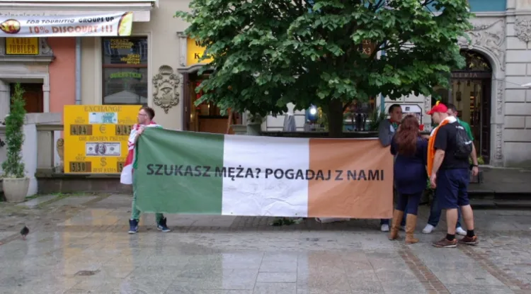 Taką flagę zgubili Irlandczycy w jednym z gdańskich pubów. Pomóżmy kibicom odnaleźć zgubę.