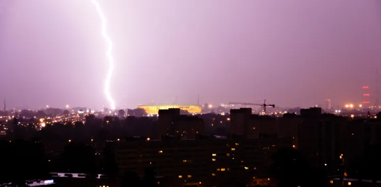 Błyskawica nad stadionem w Gdańsku. Burza i oberwanie chmury sprawiły, że kibice po meczu uciekali do domów.
