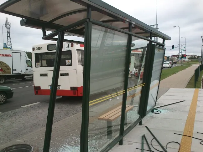 Autobus linii 262 uszkodził wiatę po tym, jak odjeżdżając z przystanku zahaczył ją swoim tyłem.
