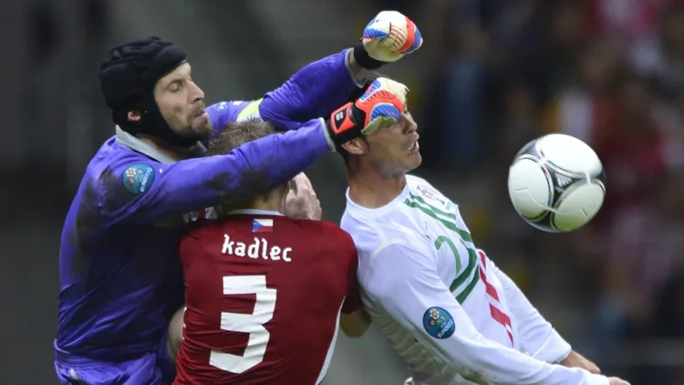 Cristiano Ronaldo dwoma golami w meczu z Holandią wprowadził Portugalię do ćwierćfinałów, a w czwartek dał reprezentacji półfinał, strzelając bramkę Petrowi Cechowi. 
