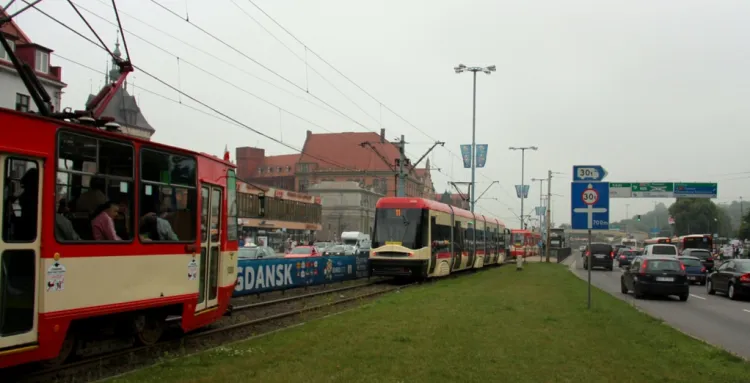 Kolejka tramwajów do wjazdu na przystanek Brama Wyżynna to często przyczyna opóźnień.
