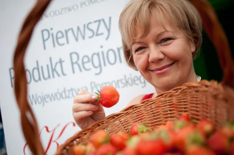 Bernadeta Puzdrowska promuje w Gdańsku kaszubskie truskawki przed ćwierćfinałem Niemcy-Grecja. 