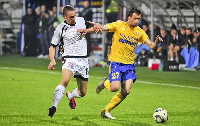 Mirko Ivanovski, który nie mógł ostatnio liczyć na występy w pierwszym zespole Arki, postanowił przenieść się do Rumunii. Odejścia piłkarzy to jak na razie jedyne zmiany kadrowe w Gdyni.