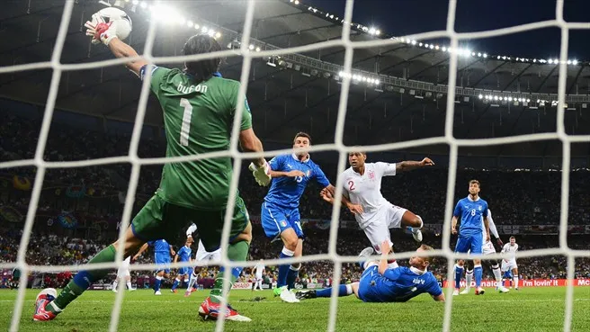 Gianluigi Buffon potwierdził, że jest jednym z najlepszych bramkarzy świata. Włoch obronił jednego karnego, a przy kolejnym również nie skapitulował, bo piłka zatrzymała się na poprzeczce. 