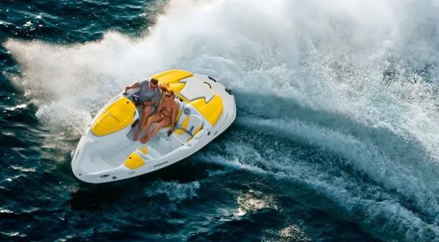 Sportowa motorówka SeaDoo Sportster wyposażona jest w turbodoładowany silnik o mocy 215 KM, V-max ok. 100 km/h  i jest najszybszą i najbardziej zwrotną łodzią motorową na Zatoce Gdańskiej.
