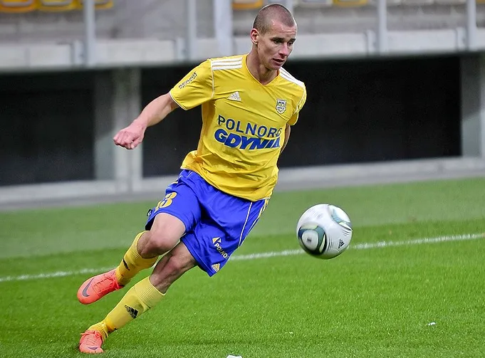 Jakub Kowalski został zaproszony na testy do Widzewa Łódź. Umowa prawoskrzydłowego z Arką jest ważna jeszcze przez rok, więc na jego ewentualnym transferze gdynianie mogą jeszcze zarobić.