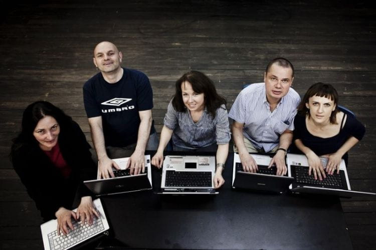 "Skrzynk@Pandory" ma pięcioro bohaterów i w całości oparta jest na korespondencji mailowej. Prapremiera spektaklu 7 lipca na Scenie Letniej Teatru Wybrzeże w Pruszczu Gdańskim.