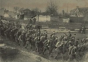Niemieccy żołnierze wracają do domu z okopów I wojny światowej. W wielu niemieckich miastach spotykali się z niechęcią socjalistów i komunistów.