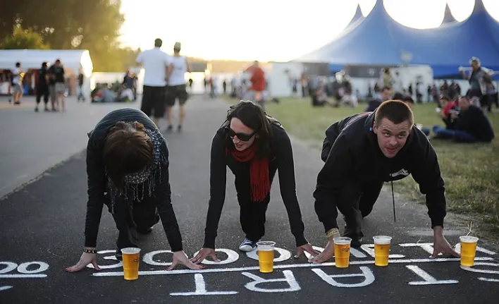 W miasteczku festiwalowym można się ścigać, ale też kupić mnóstwo gadżetów.
