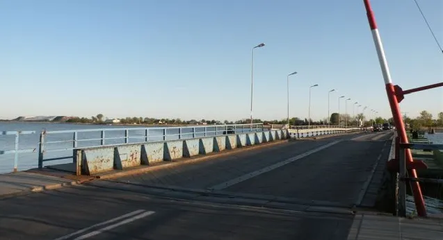 Wymiana pontonu pod przęsłem mostu spowoduje utrudnienia w ruchu.