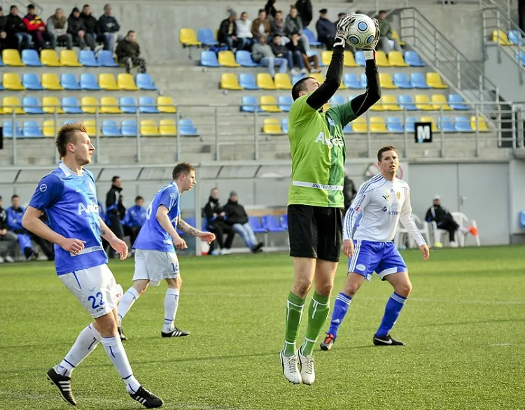 Bartosz Kaniecki (z piłką) do Lechii trafił zimą z Widzewa wraz z Piotrem Grzelczakiem, ale wiosnę spędził na wypożyczeniu w Bałtyku Gdynia. Teraz stara się o angaż w Dynamie Drezno.