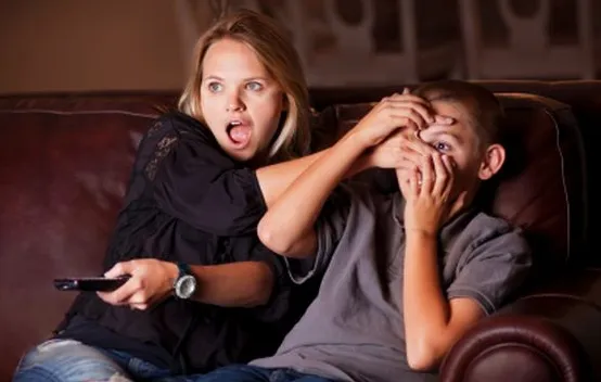 Czy dziecko może oglądać telewizję, czy lepiej jest wychowywać je bez pomocy często uzależniającego telewizora?
