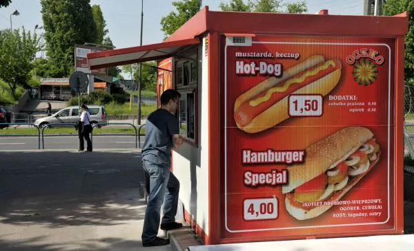 Na polskich ulicach hot dogi pojawiły się w latach 80. i do dziś można je tu znaleźć. Nz. budka z hotdogami nieopodal Uniwersytetu Gdańskiego w Oliwie.