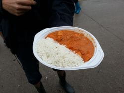 Kurczak po indyjsku - jak na swą cenę zbyt prosty i niestety niedogrzany (choć bardzo smaczny).