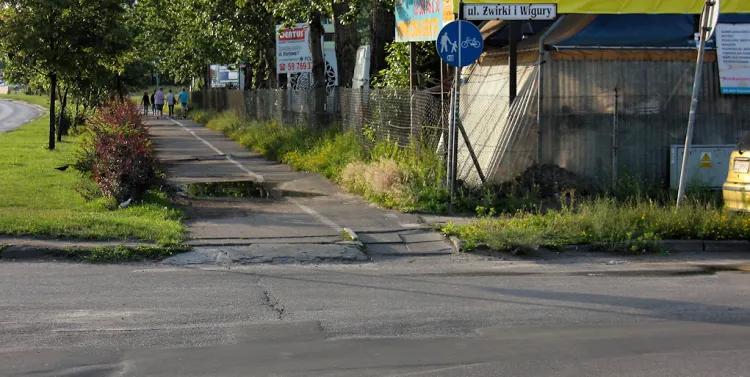 Obecnie droga wzdłuż al. Rzeczypospolitej oraz ul. Chłopskiej pełna jest dziur i nierówności, a dodatkowo jest wąska.