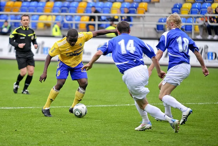 Arka nie awansowała do ekstraklasy, ale jesienią kilku gdyńskich piłkarzy może zagrać w elicie w barwach innych klubów. Charles Nwaogu może przenieść się do Pogoni Szczecin.