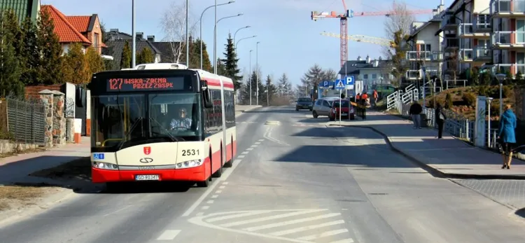 Dotychczas autobusy linii 127, 166 oraz N2 kończyły bieg na pętli Zacna, funkcjonującej dodatkowo od kilku miesięcy w tymczasowym miejscu na końcu ul. Myśliwskiej.