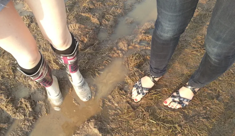 Buty na Open'erze - albo kalosze albo sandały.
