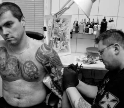 Wykonanie tatuażu na całym ramieniu wymaga kilku sesji tatuatorskich.