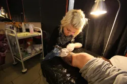 Tatuatorka przy pracy.