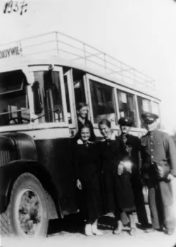 Pasażerki robią sobie zdjęcie z obsługą autobusu linii Saurer. Dworzec PKP Gdynia Oksywie, rok 1937.
