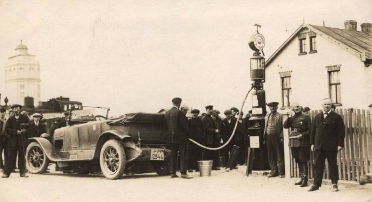 Pierwsza stacja benzynowa w Gdyni przy ul. Węglowej, rok 1926. 