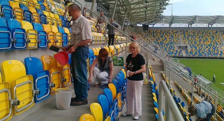 Zgodnie z umową Świadkowie Jehowy najpierw posprzątają stadion.