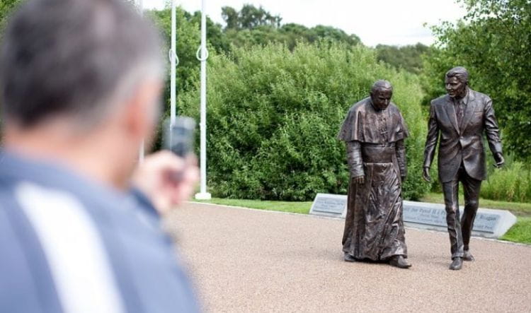 Spacerujący po Parku Nadmorskim mogą już natknąć się na nietypowy pomnik, przedstawiający Jana Pawła II i Ronalda Reagana.