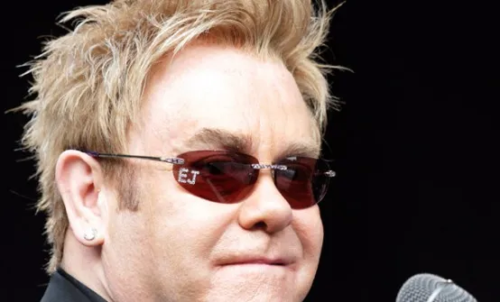Trójmieszczanie nie mieli okazji obejrzeć Eltona Johna, mimo że bilety się nieźle sprzedawały. Tym razem jednak nie zawinił organizator.